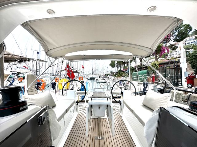 Sail Lyra