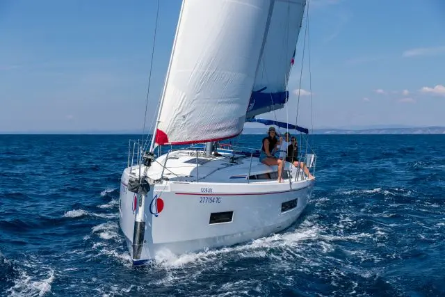Sunsail 42 Premium — Oceanis 40.1
